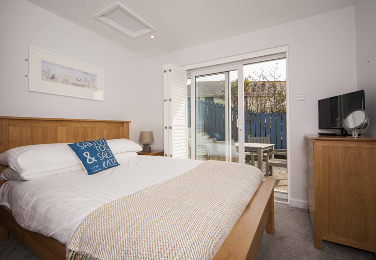 Bedroom 2, Mawgan Porth Apartments, Cornwall