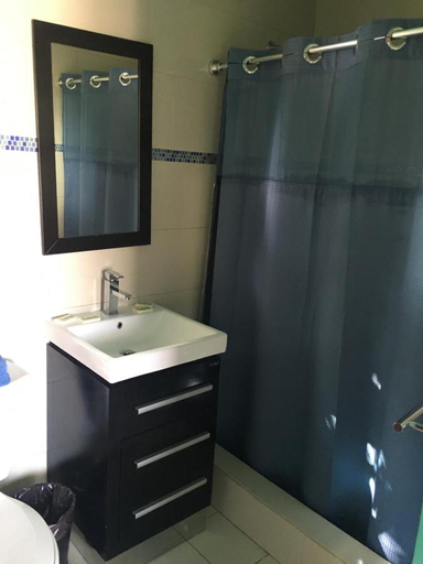 Bathroom 2, Mamacitas Guest House