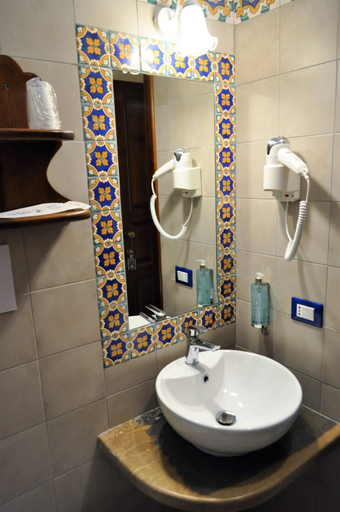 Bathroom 2, Al-Tair, Trapani