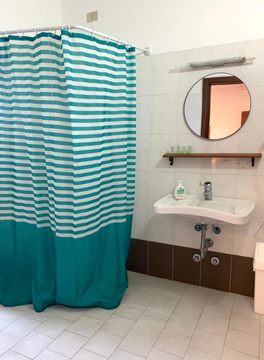Bathroom 2, Cascina Bellaria, Milano