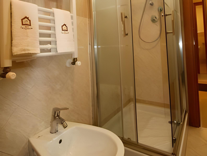 Bathroom 2, La Chioccia, Rome
