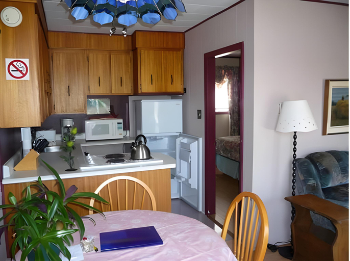Others 2, The Pines Motel and Cottages, Queens