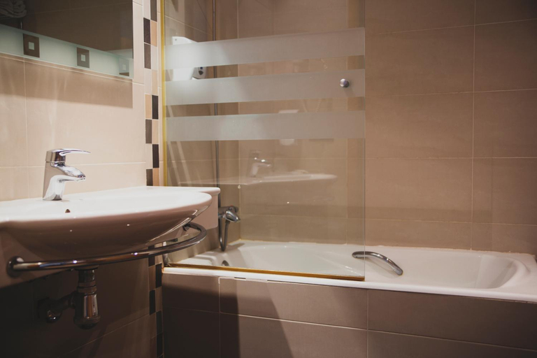 Bathroom 3, Hotel La Bodega, Zaragoza