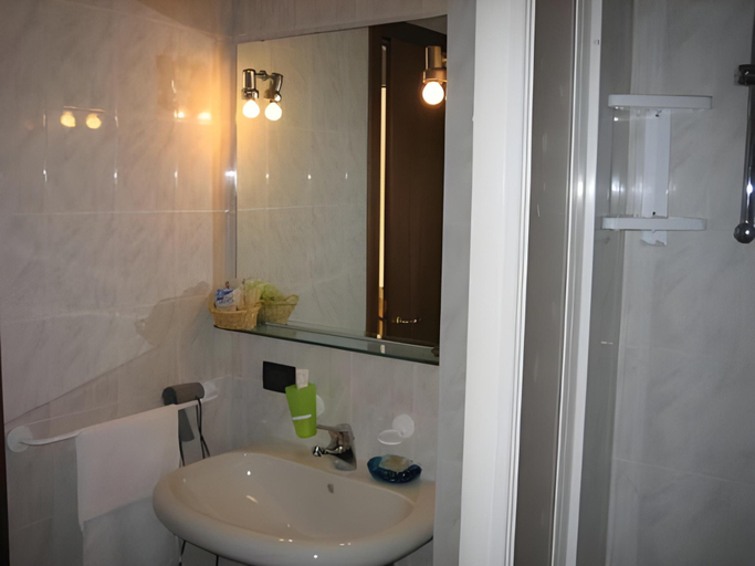 Bathroom 4, Nuovo Hotel Vigevano, Pavia