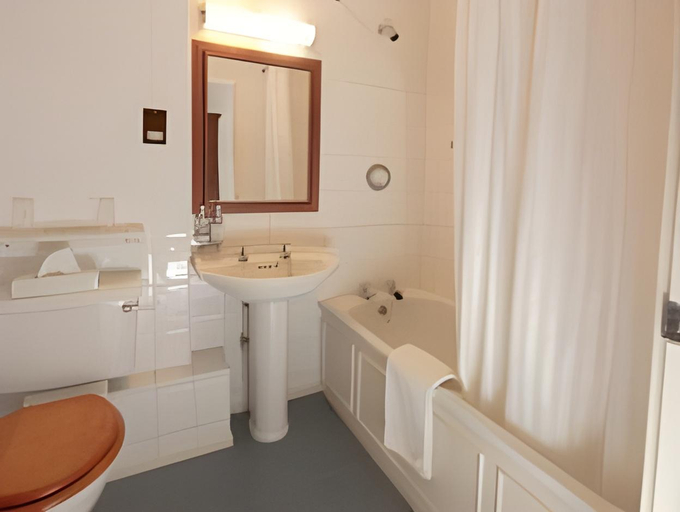 Bathroom 4, Hamlet Hotel Maidstone, Kent