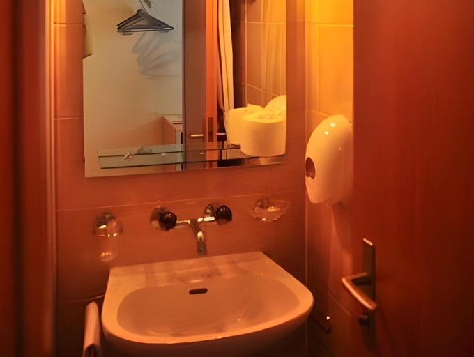 Bedroom 2, Hotel de l'Ange, Nyon