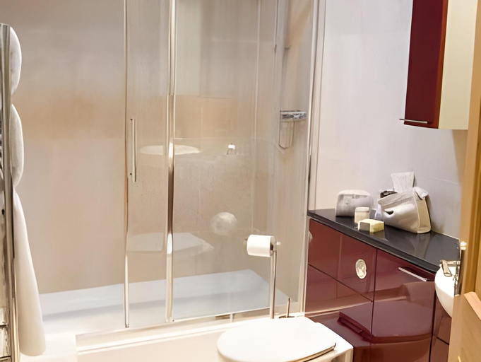 Bathroom 3, Longlands Inn & Cottages, Lancashire