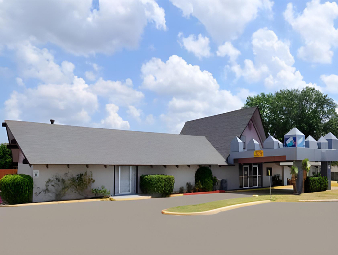 Others 3, Economy Inn Ardmore, Carter