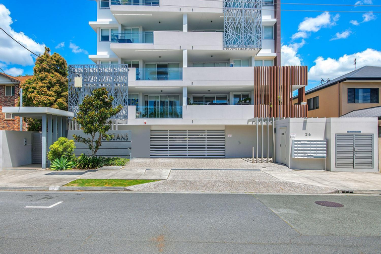 Modern Contemporary Southport Apartment - CoastHM, Gold Coast