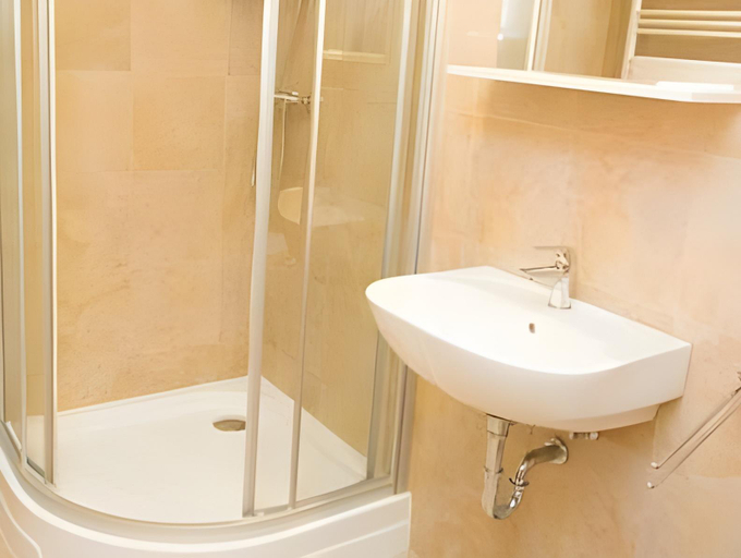 Bathroom 2, Nimrod Hotel es Etterem, Mosonmagyaróvár