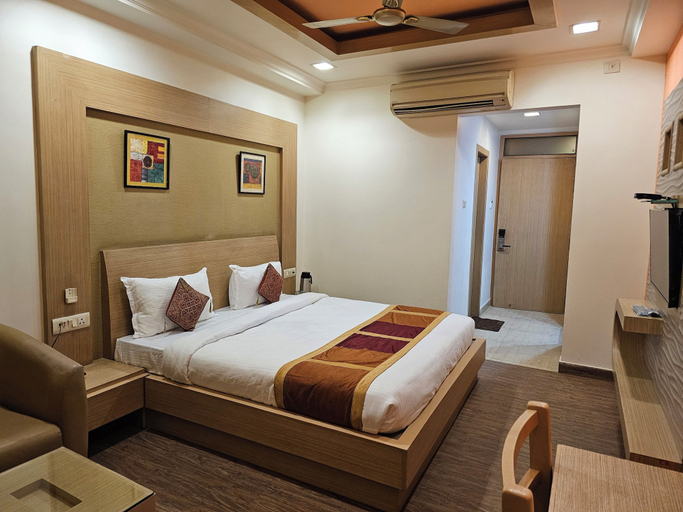 Bedroom 2, Hotel Crown Palace, Kaushambi