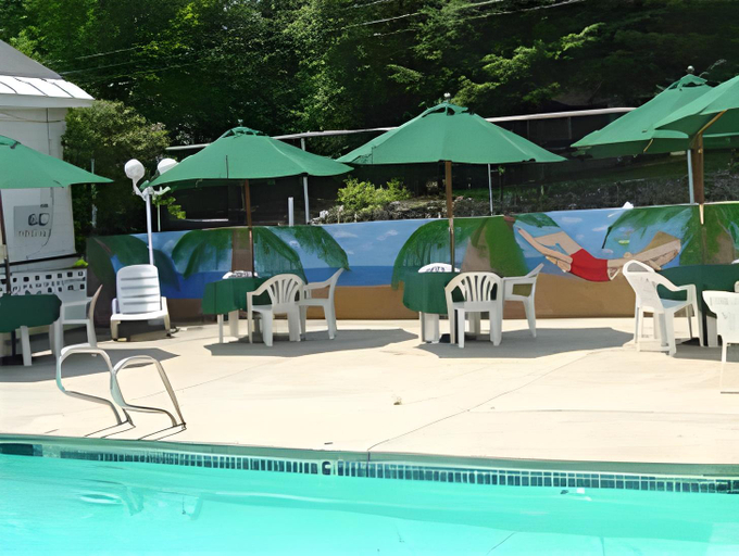 Sport & Beauty, Weirs Beach Motel & Cottages, Belknap