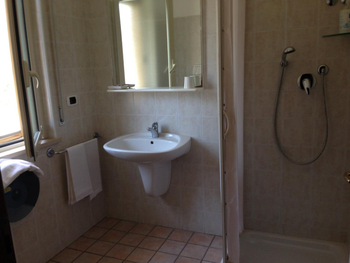 Bathroom 4, Hotel Cerrano, Teramo