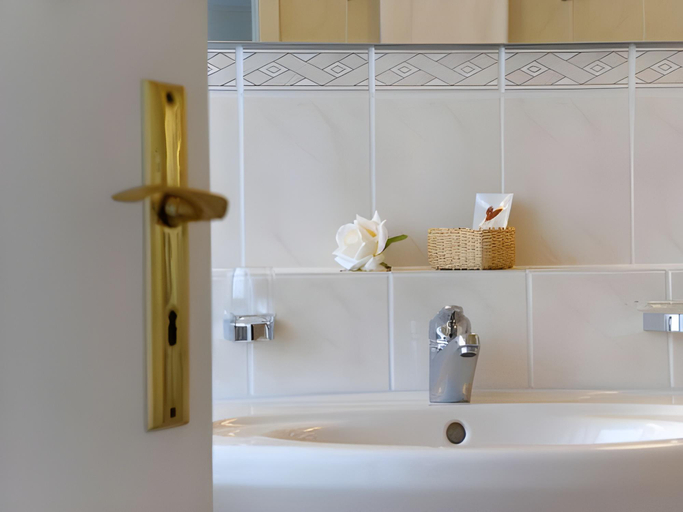 Bathroom 5, Hotel Rheinland, Main-Kinzig-Kreis
