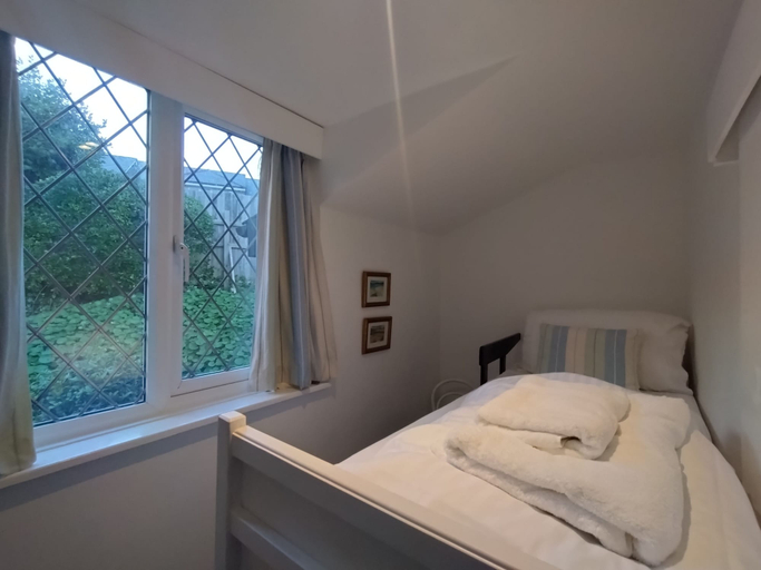 Bedroom 2, Waterwitch, Cornwall