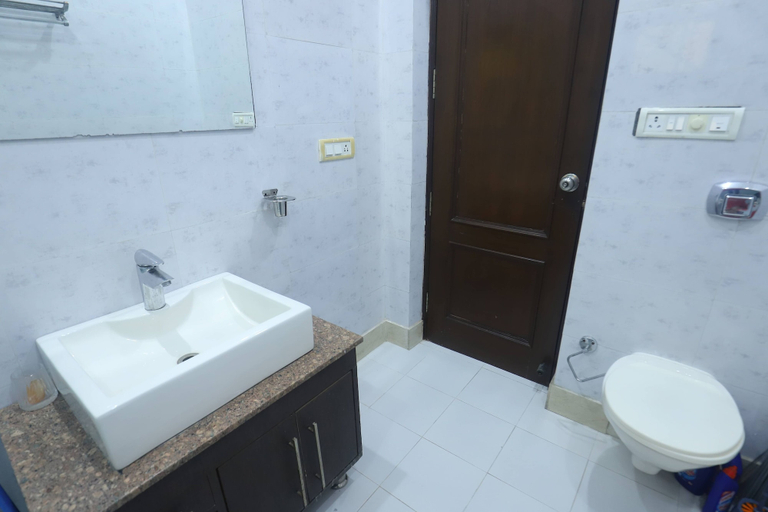 Bathroom 5, Slice Inn Orchid, Gurgaon