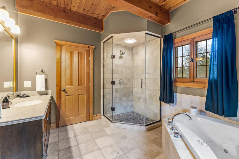 Bedroom 3, Beautiful Log Cabin! Hot-Tub, Bonfire & Private Yet 4 Mins to Downtown!, Cattaraugus
