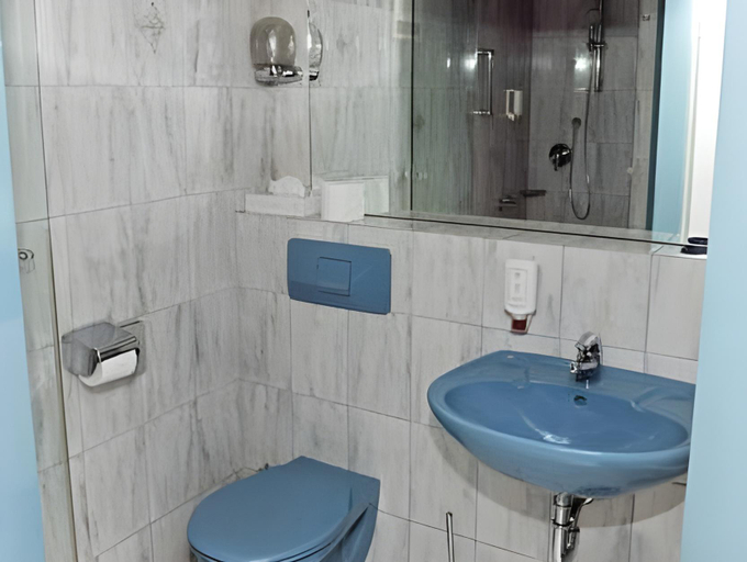 Bathroom 3, Parkhotel Obertshausen, Offenbach