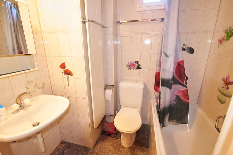 Bathroom 5, New West Station 7, Interlaken