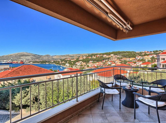 Others 2, Luxury Apartment Okrug Gornji With Sea View and Pool, Okrug