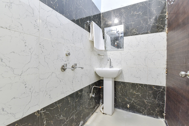 Bathroom 3, Fabhotel Shri Rk Residency, Mathura