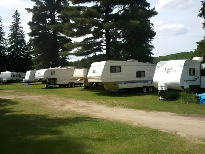 Surrounding environment, Algonquin Motel, Parry Sound