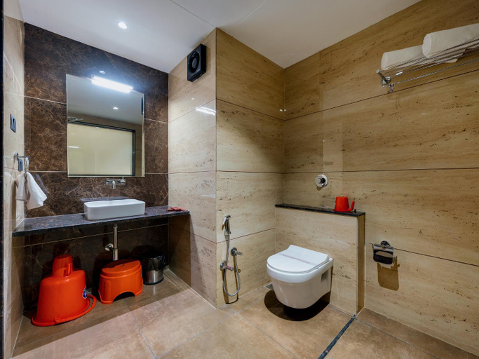 Bathroom 2, Golden Leaf Resort, Dhule