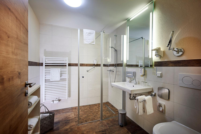 Bathroom, Göbel's Hotel AquaVita, Waldeck-Frankenberg