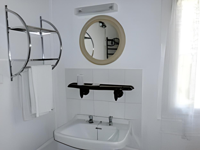 Bathroom 4, Le Parisien, Charente-Maritime