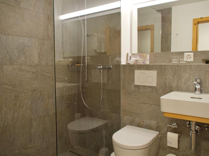 Bathroom 3, Hotel Saluver, Maloja