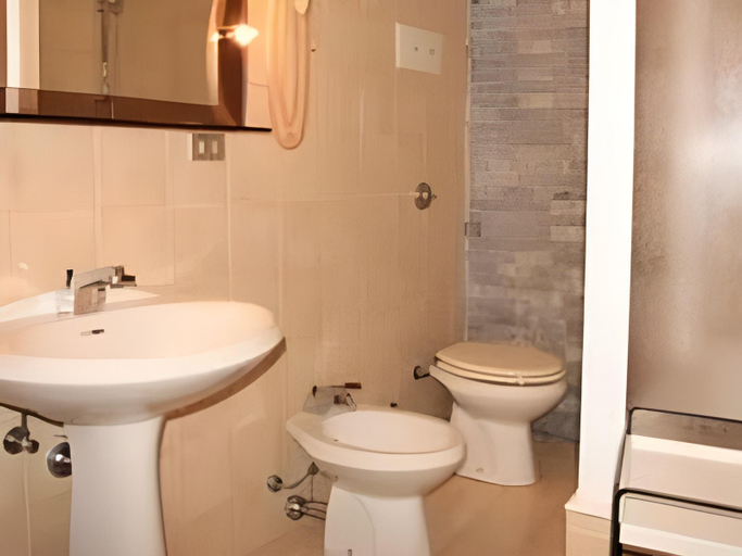 Bathroom 1, La Villa Fasano, Brescia