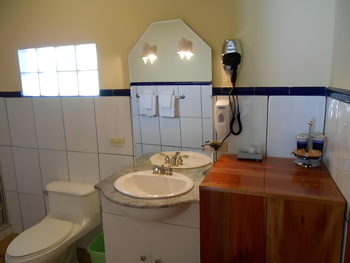 Bathroom 4, Banana Bay Marina, Golfito