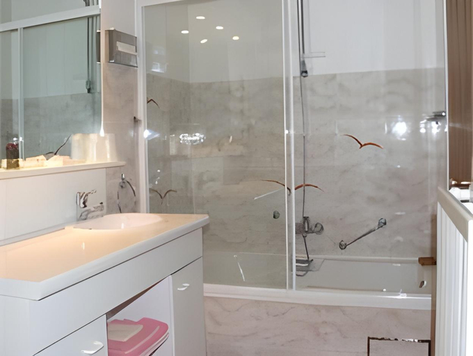Bathroom 4, La Reine Hotel & Restaurant, Liège
