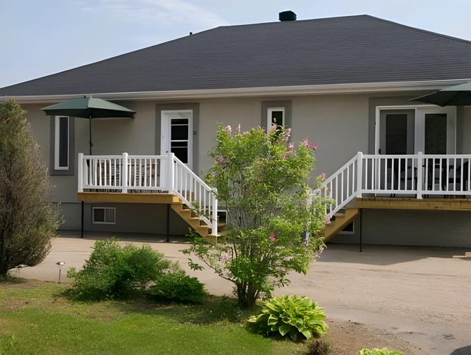 Exterior & Views