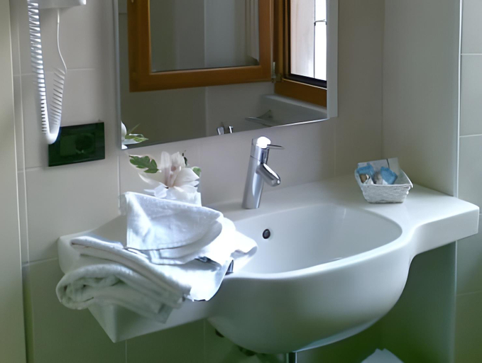 Bedroom 2, Hotel Primula, Savona
