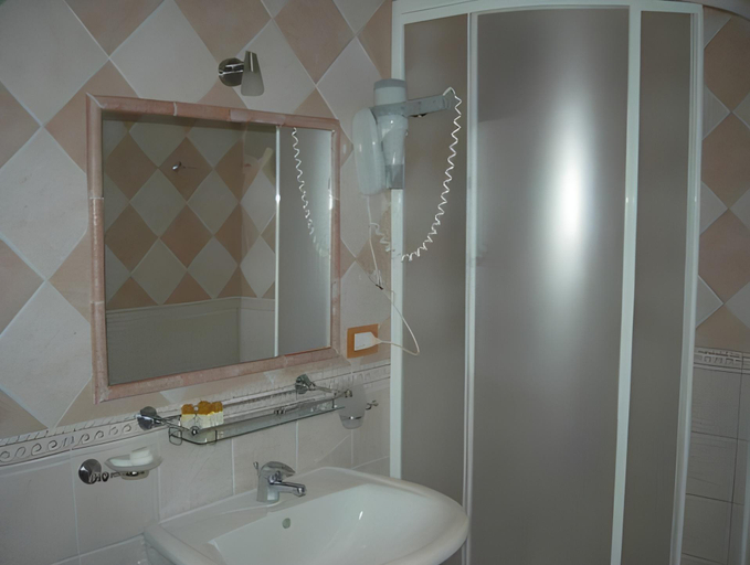 Bathroom 4, Hotel Moderno, Carbonia-Iglesias