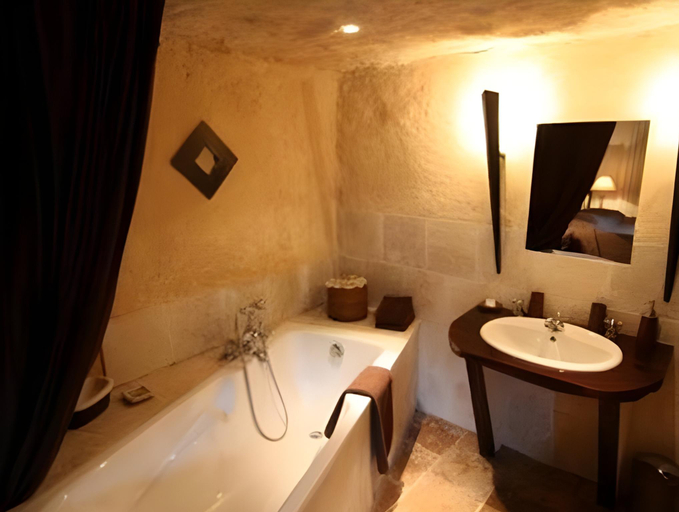 Bathroom 3, L'Hotel Le Cheval Noir, Seine-et-Marne