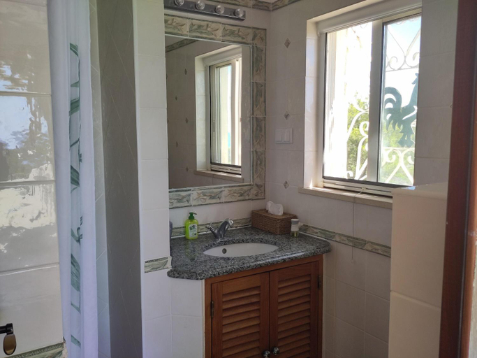 Bathroom 4, 233 Casa Galo Verde Apartments, Lagoa