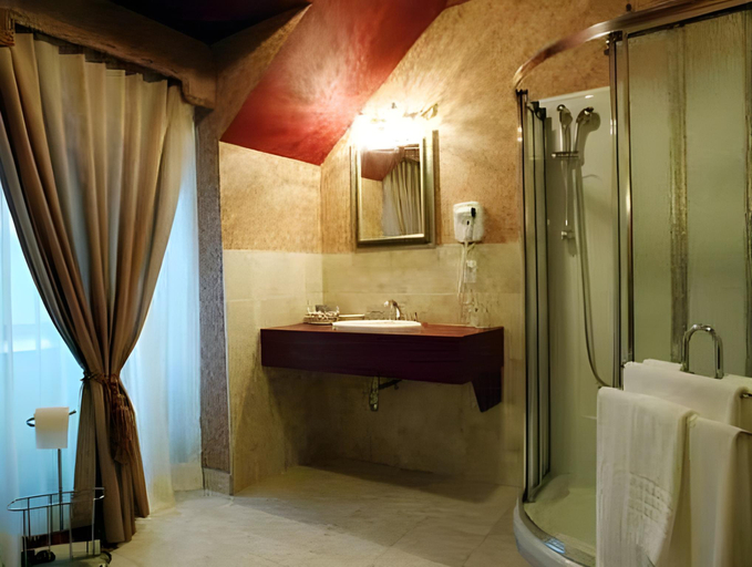 Bathroom 4, HOTEL LE MANOIR, Manicouagan