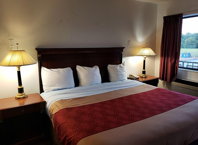Bedroom 3, Carbondale Value Inn & Suites, Jackson