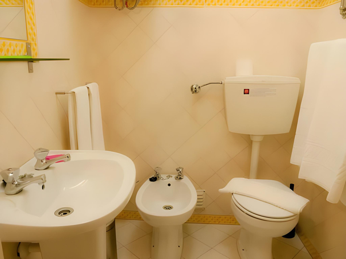 Bathroom 2, Evora Inn, Évora