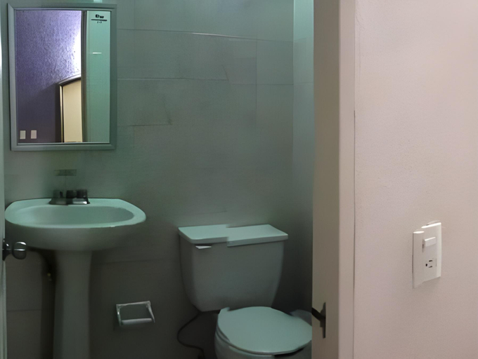 Bathroom 3, Hotel Rivoli, León