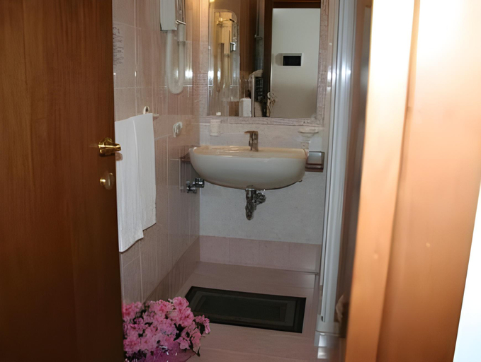 Bathroom 4, Miramar, Brescia