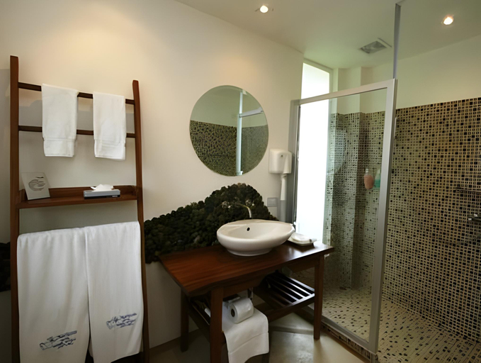 Bathroom 4, La Mariposa , Aguirre