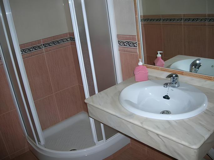 Bathroom 4, Hostal Gran Via, Madrid