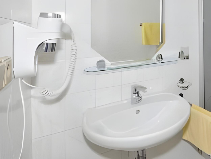 Bathroom 5, Hotel Ostrov, Nymburk