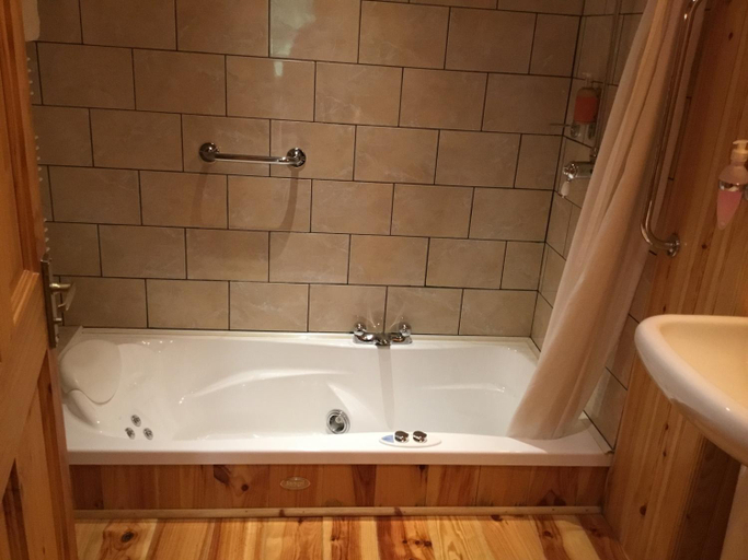 Bathroom 3, Kylemore Pass Hotel