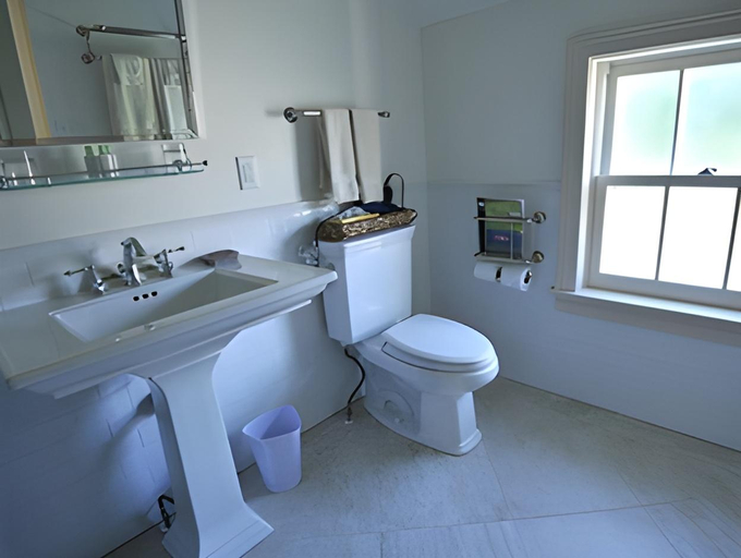 Bathroom 3, The Old Lyme Inn, New London