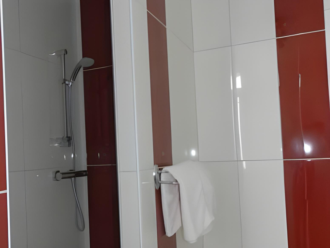 Bathroom 3, Hotel Les Chenets, Hautes-Alpes