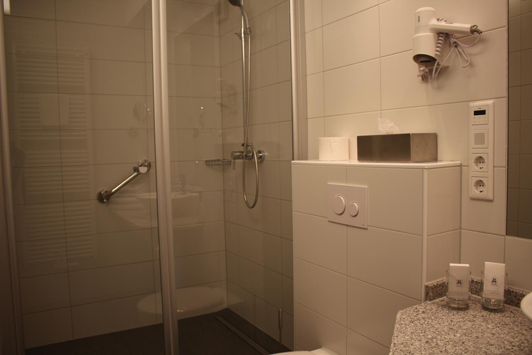 Bathroom 2, Bed & Breakfast Hotel Mullerhof, Potsdam-Mittelmark